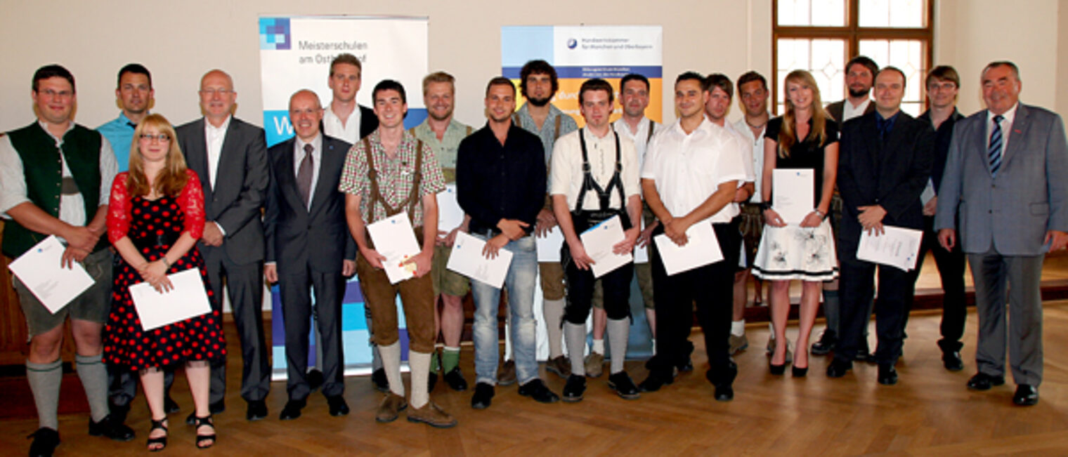 Handwerkskammerpräsident Heinrich Traublinger, MdL a. D. (rechts), Stadtschulrat Rainer Schweppe (4. v.l.) und Oberstudiendirektor Georg Junior (5. v.l.) gratulierten den Klassenbesten der Meisterschulen am Ostbahnhof. Handwerkskammerpräsident Heinrich Traublinger, MdL a. D. (rechts), Stadtschulrat Rainer Schweppe (4. v.l.) und Oberstudiendirektor Georg Junior (5. v.l.) gratulierten den Klassenbesten der Meisterschulen am Ostbahnhof.